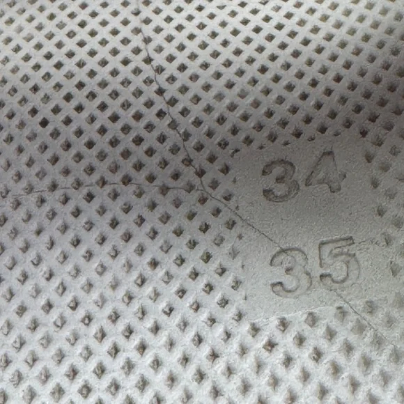 Freedom Moses, Ying, Yang, black and white slides size 4 girls - Picture 6 of 11